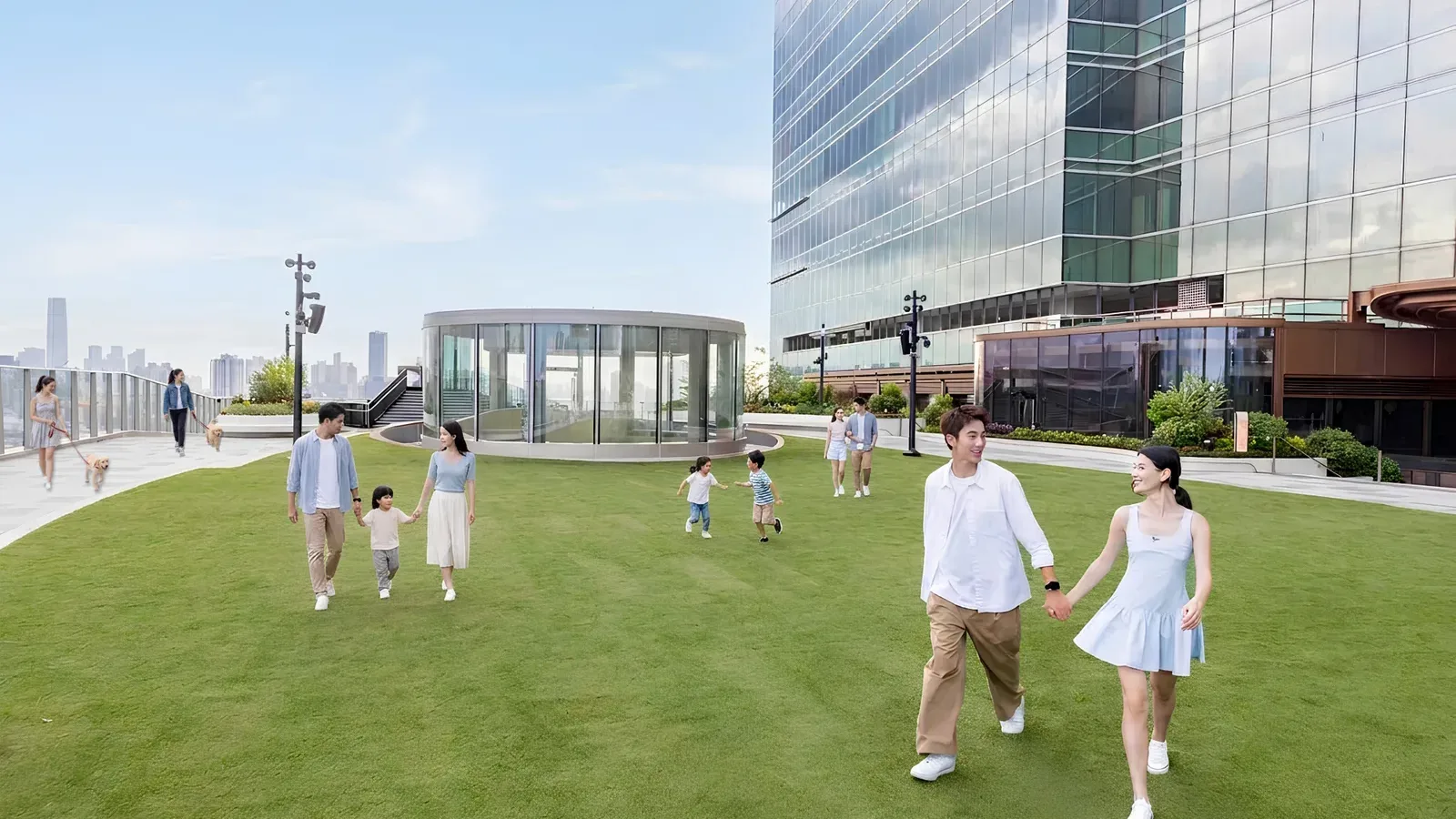 MegaBox Mega Sky 空中花園草地上有家庭和牽繩狗狗散步