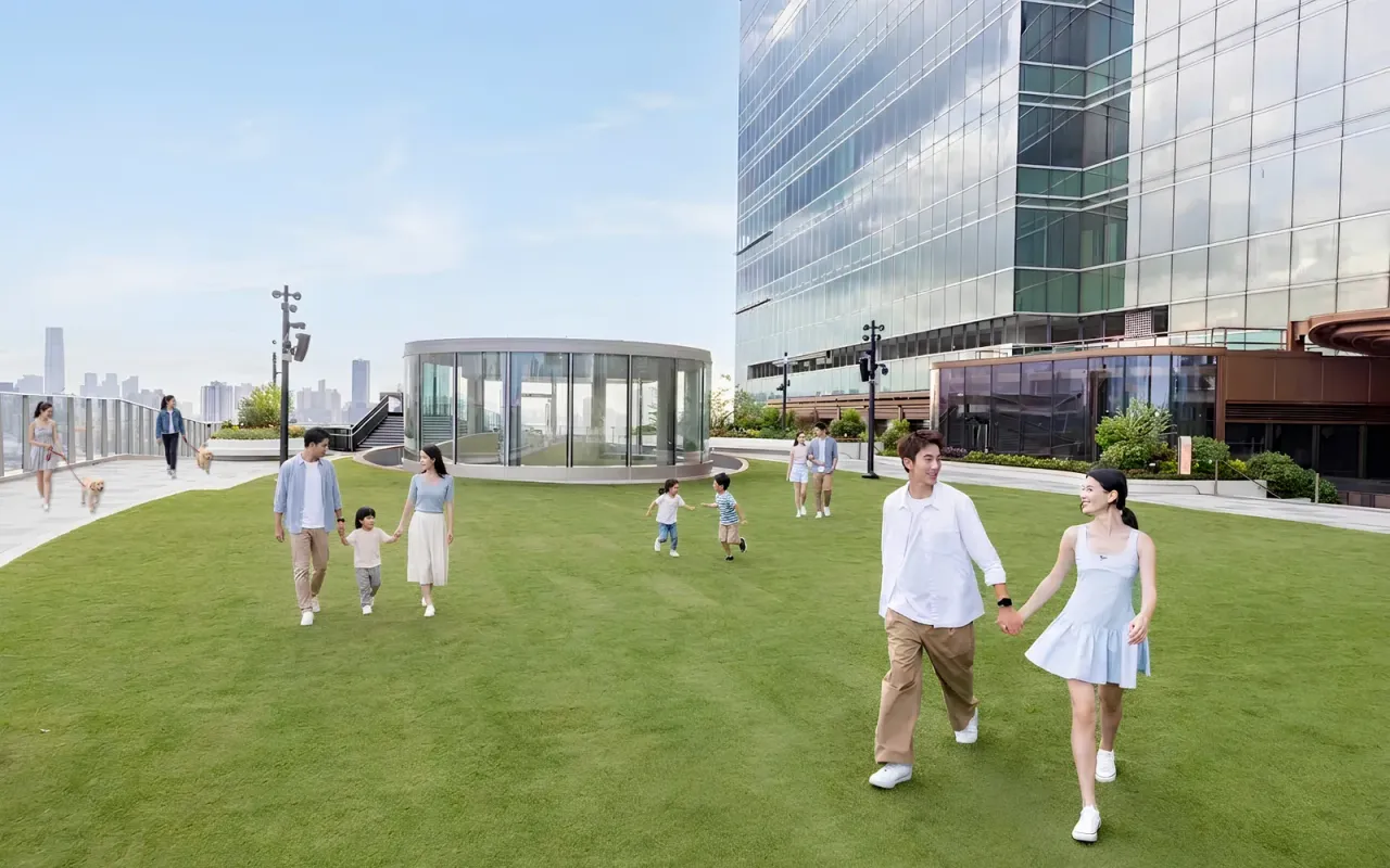 MegaBox Mega Sky 空中花園草地上有家庭和牽繩狗狗散步