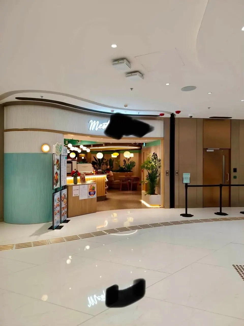 原帖已遮去名稱的南區餐廳門口