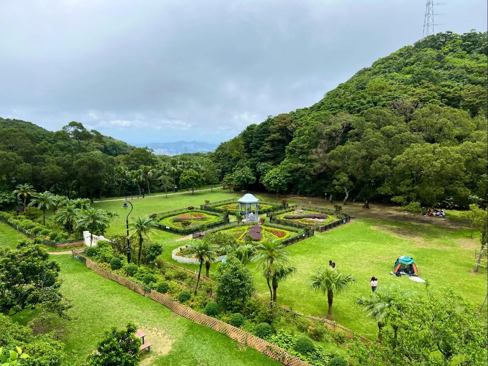 山頂花園的綠蔭步道